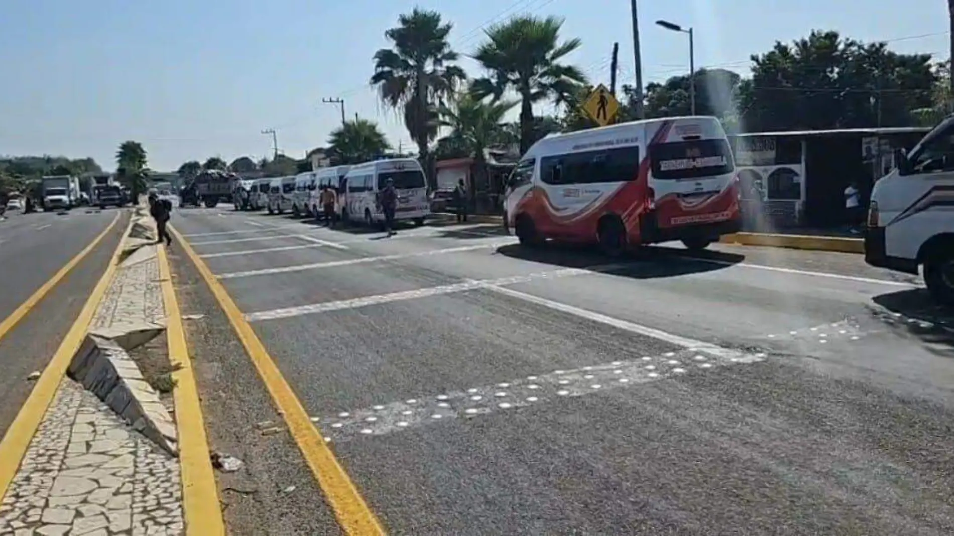 combis en la carretera Costera